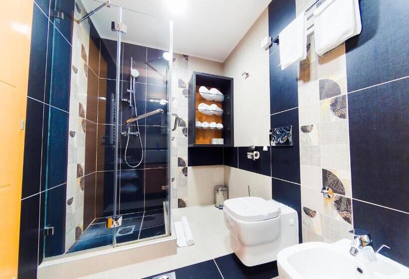 سوئیت با بالکن, Hill