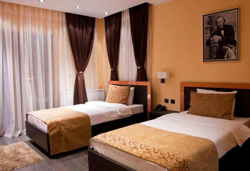 سوئیت با بالکن, Hill