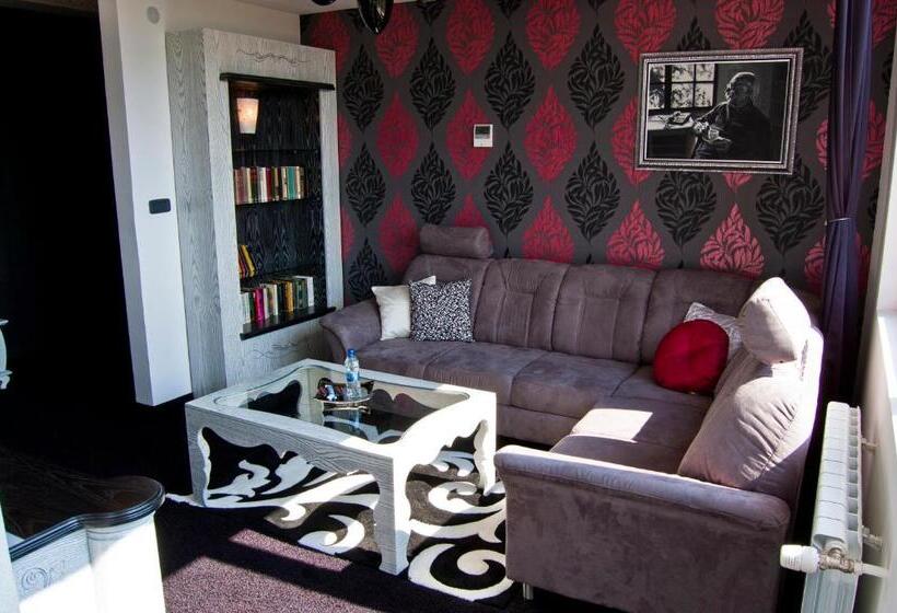 سوئیت با وان آب گرم, Hill