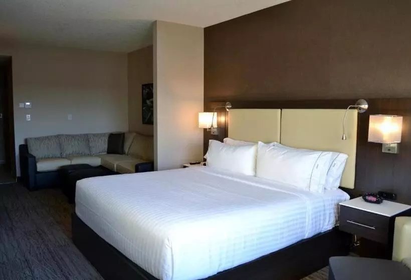キングサイズベッドのスイートルーム, Holiday Inn Express & Suites Cold Lake, An Ihg
