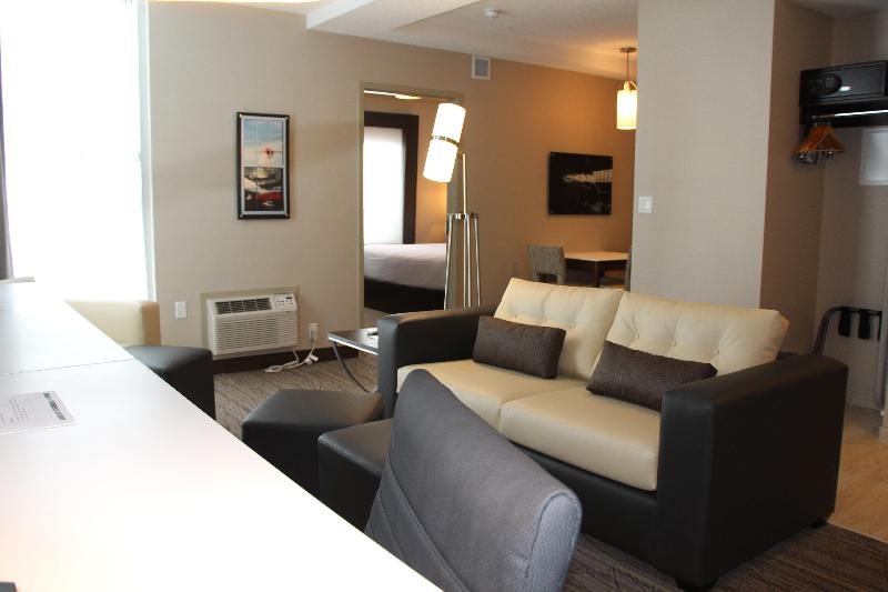 스위트 킹사이즈 침대, Holiday Inn Express & Suites Cold Lake, An Ihg