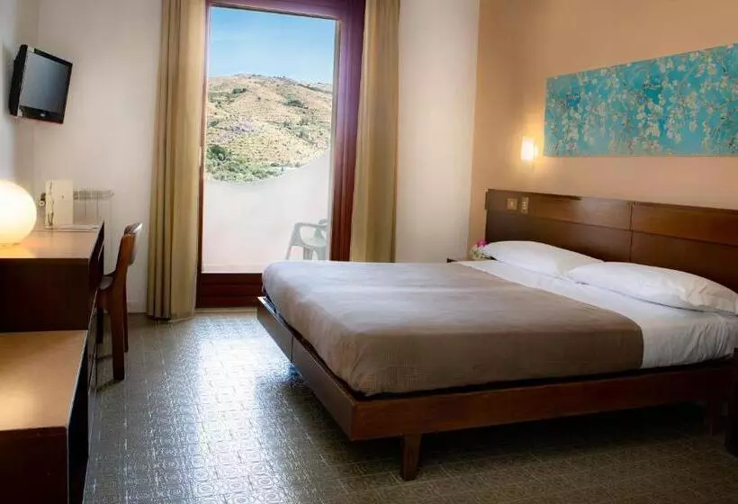 اتاق اکونومی, Sinuessa Terme