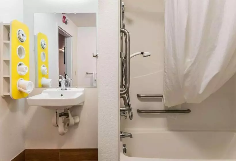 キングサイズベッドのスタンダードルーム, Motel 6 Wilkes Barre Arena