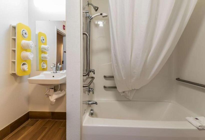 غرفة قياسية سرير كينج, Motel 6 Wilkes Barre Arena