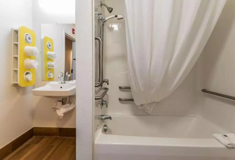キングサイズベッドのスタンダードルーム, Motel 6 Wilkes Barre Arena