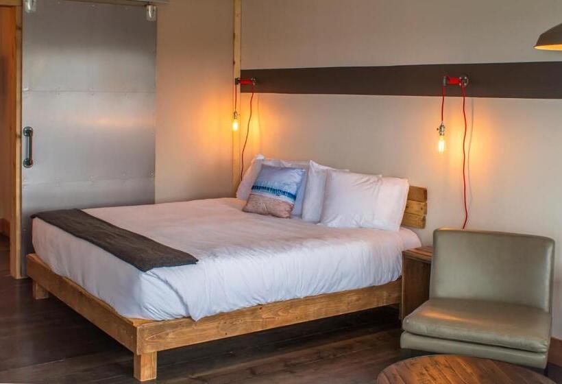 اتاق لوکس با تخت بزرگ, Ashore