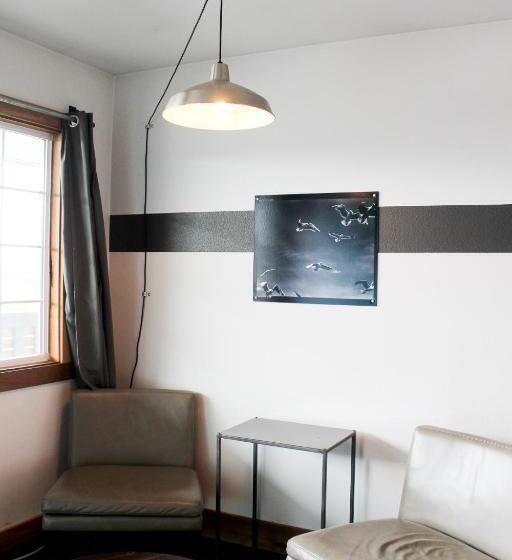 اتاق لوکس با تخت بزرگ, Ashore