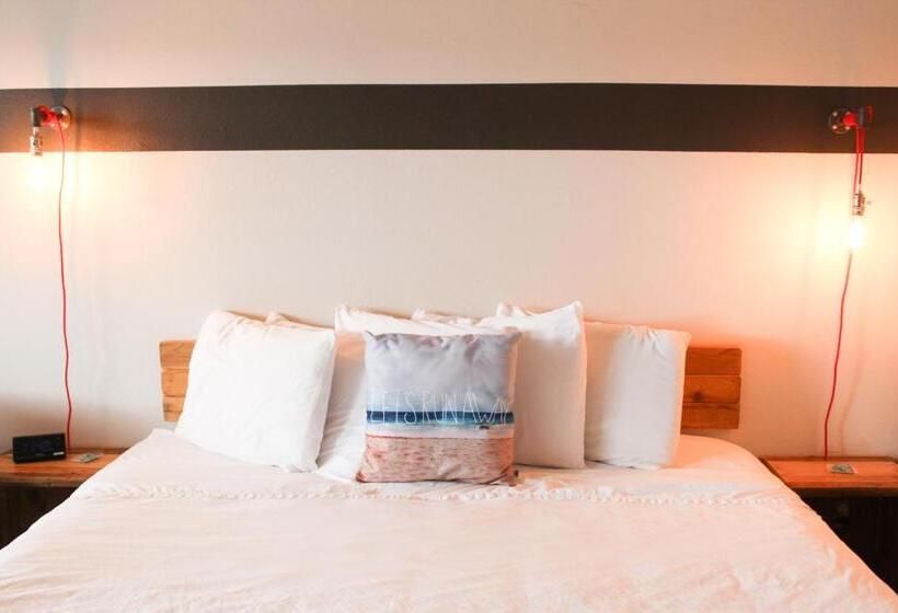 اتاق لوکس با تخت بزرگ, Ashore