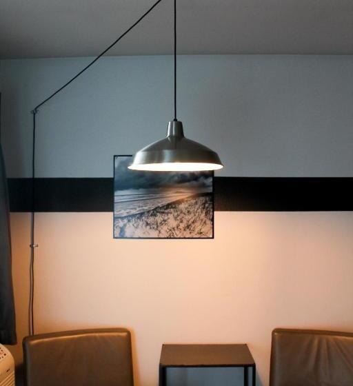 اتاق لوکس با تخت بزرگ, Ashore