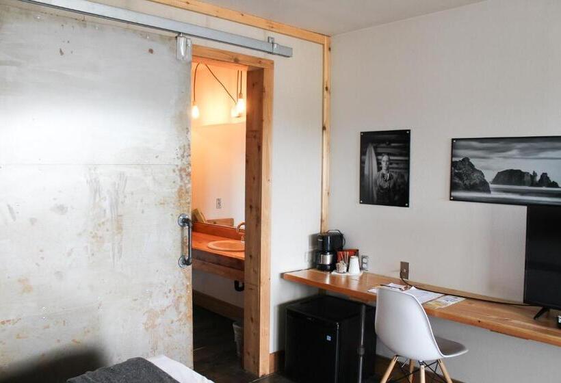 اتاق لوکس با تخت بزرگ, Ashore