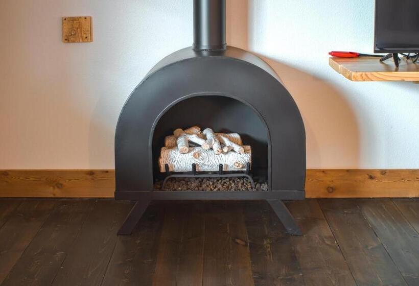 اتاق لوکس با تخت بزرگ, Ashore