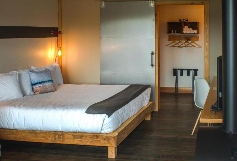 اتاق لوکس با تخت بزرگ, Ashore