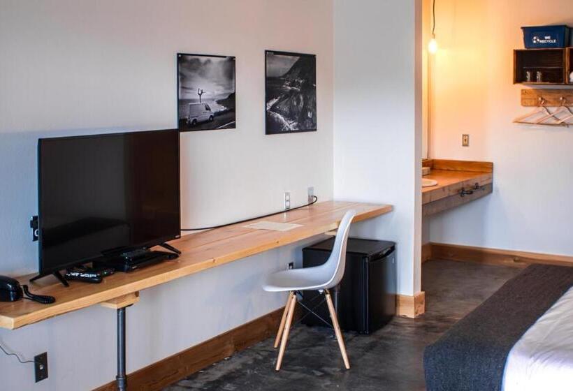 اتاق سوپریور, Ashore