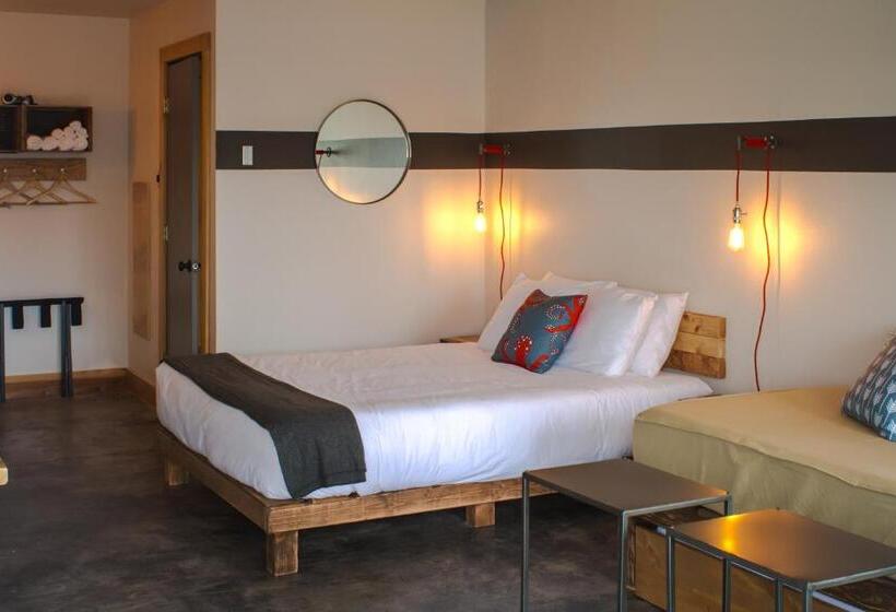 اتاق سوپریور, Ashore