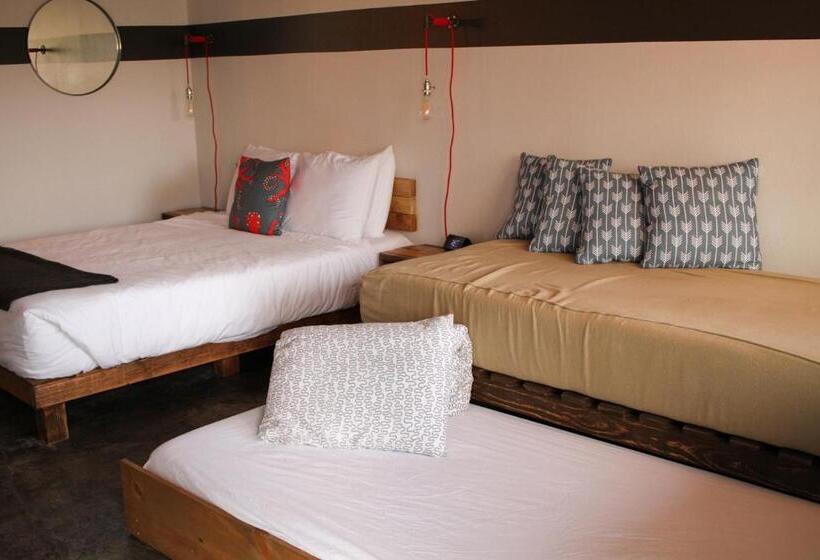 اتاق سوپریور, Ashore