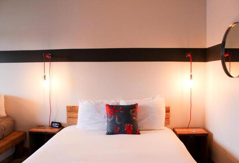 اتاق سوپریور, Ashore