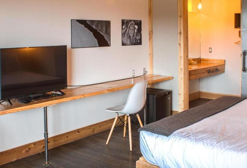 اتاق سوپریور, Ashore