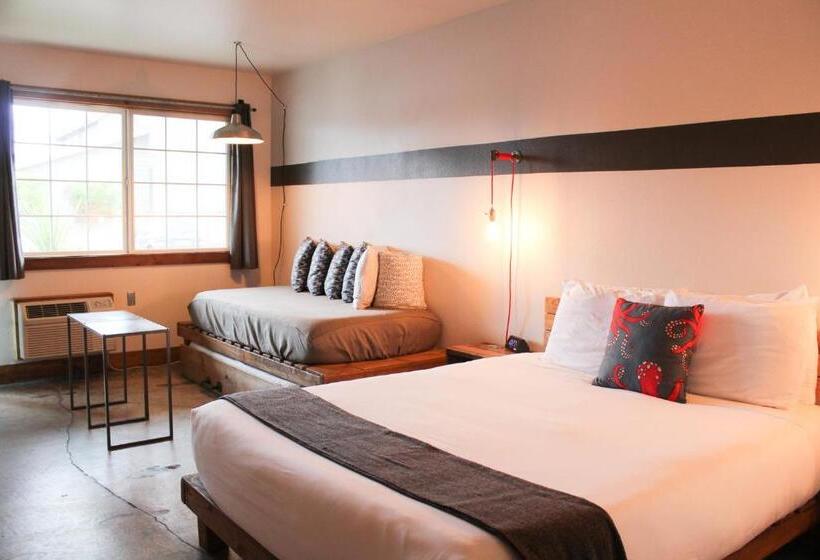 اتاق سوپریور, Ashore