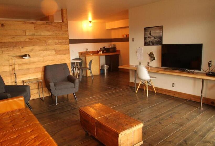 سوییت لوکس, Ashore