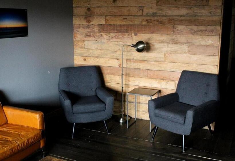 سوییت لوکس, Ashore