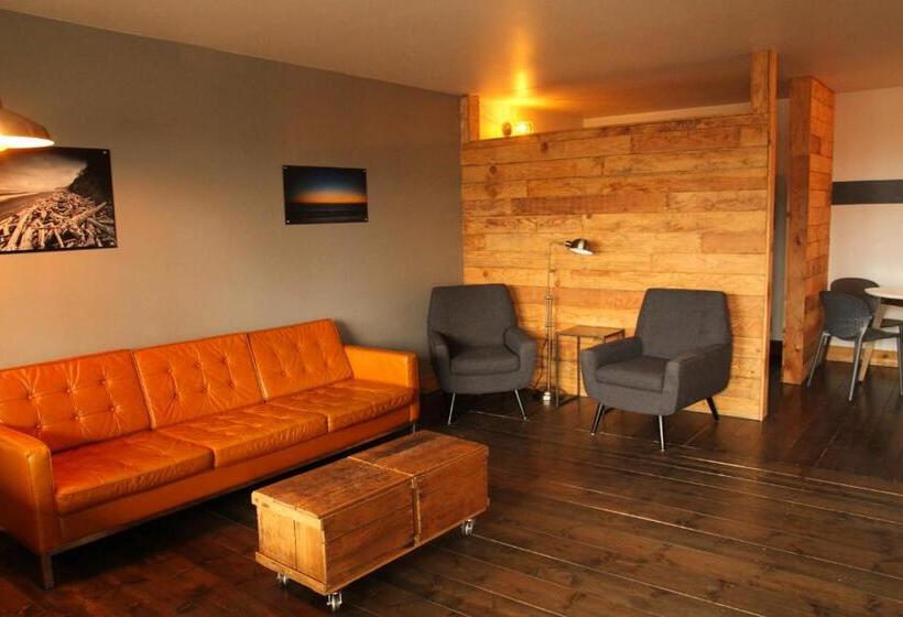 سوییت لوکس, Ashore