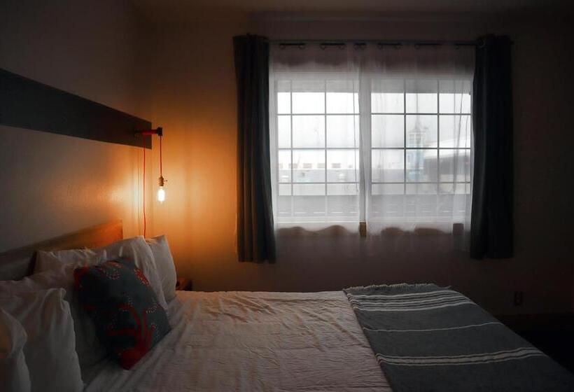 سوییت لوکس, Ashore