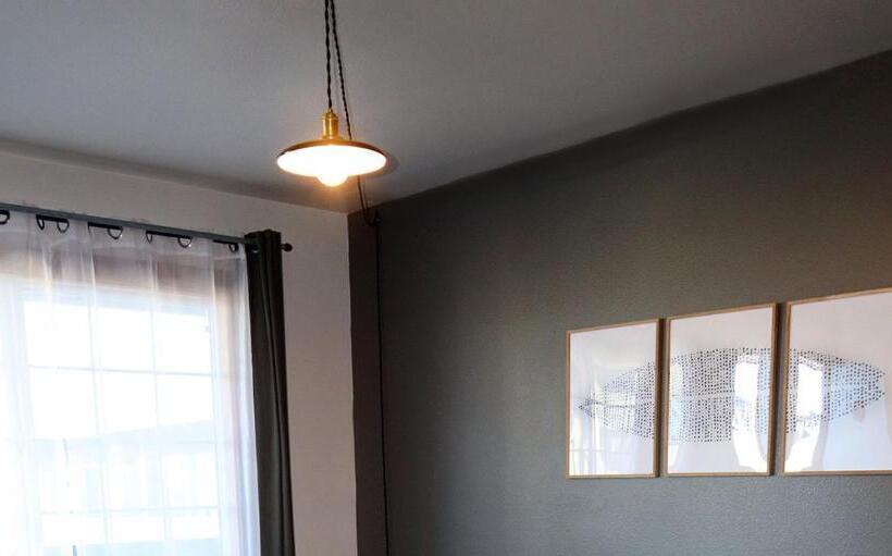 سوییت لوکس, Ashore