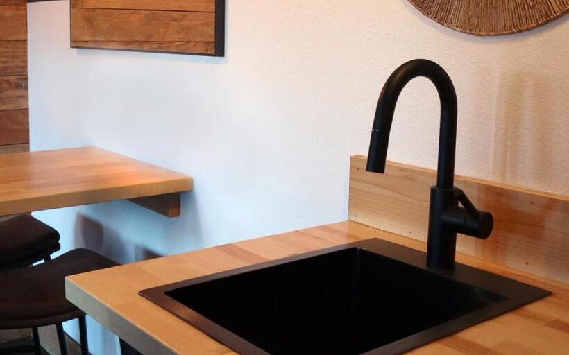 سوییت لوکس, Ashore