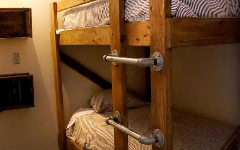 سوییت لوکس, Ashore