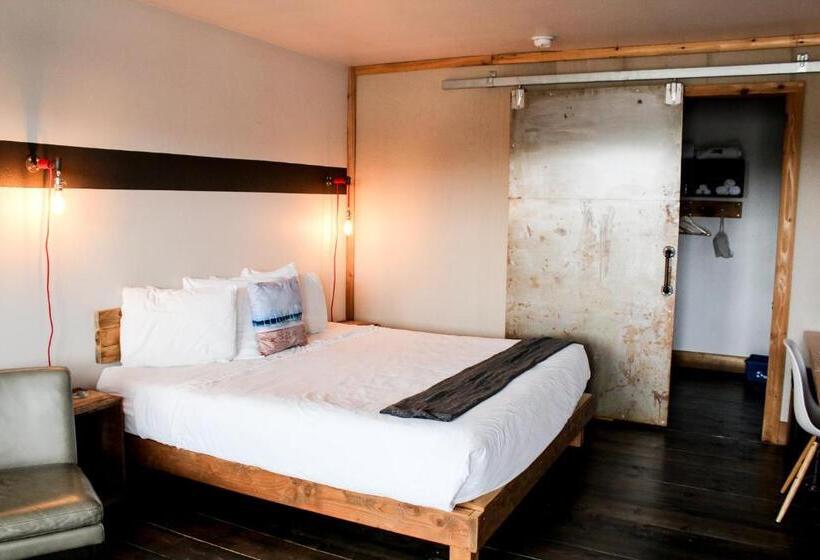 اتاق لوکس با تخت بزرگ, Ashore