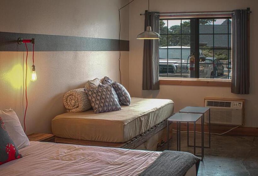 اتاق سوپریور, Ashore