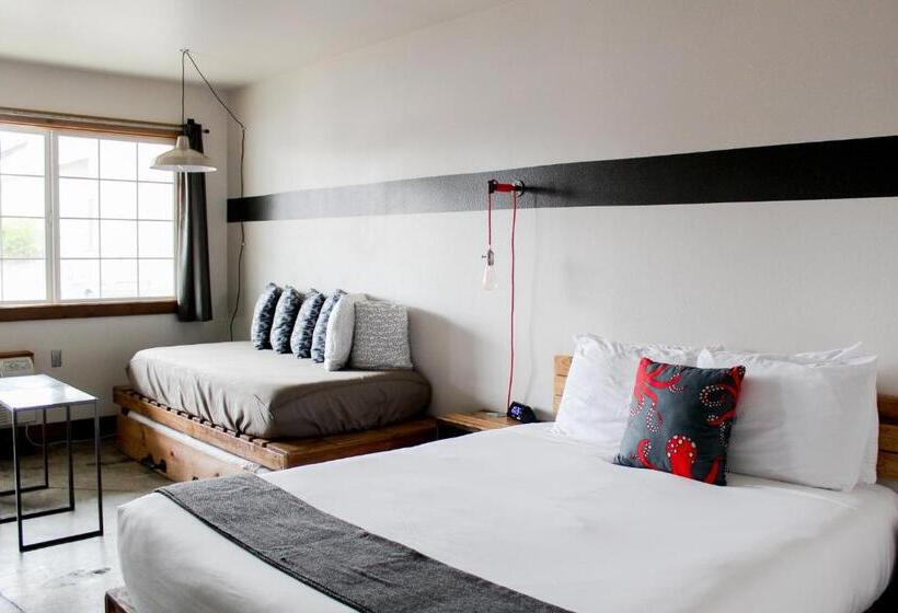 اتاق سوپریور, Ashore