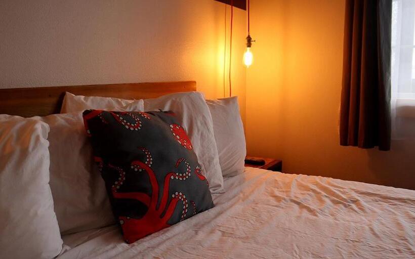 سوییت لوکس, Ashore