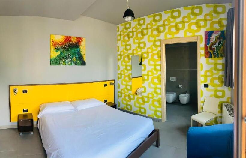 غرفة قياسية مطلّة علي البحيرة, Vela Di Soleville Camere Con E Senza Vista Lago Con Ristorante & Pizzeria