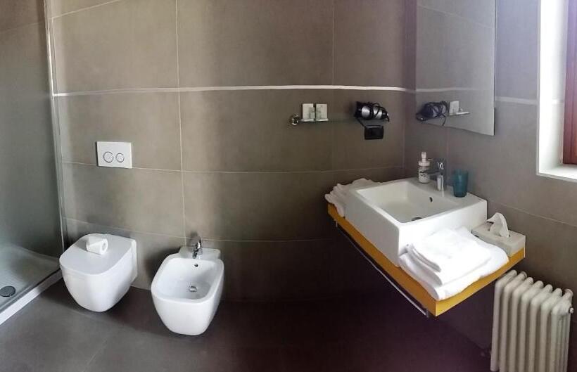 غرفة قياسية مطلّة علي البحيرة, Vela Di Soleville Camere Con E Senza Vista Lago Con Ristorante & Pizzeria