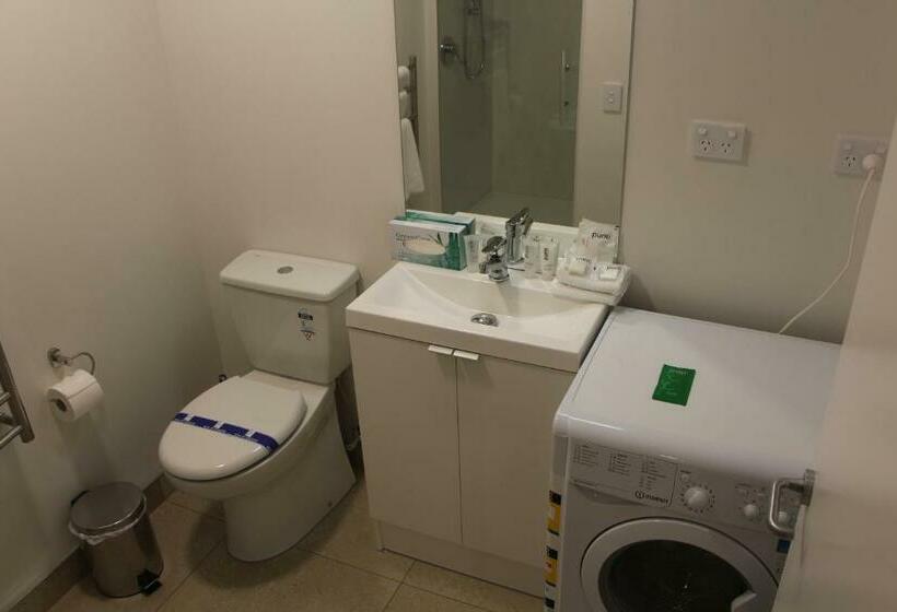 디럭스 스튜디오, Quest Nelson