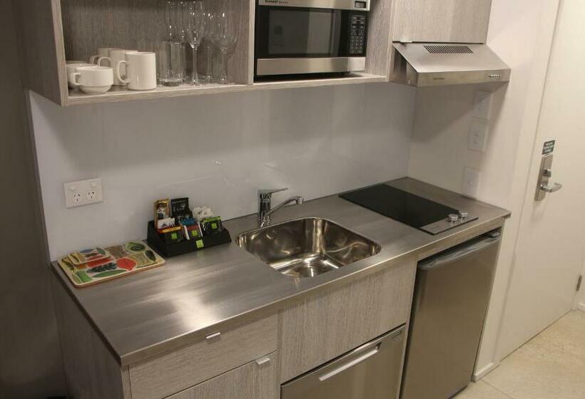 디럭스 스튜디오, Quest Nelson