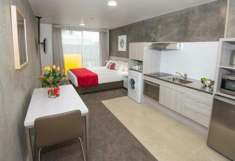 디럭스 스튜디오, Quest Nelson