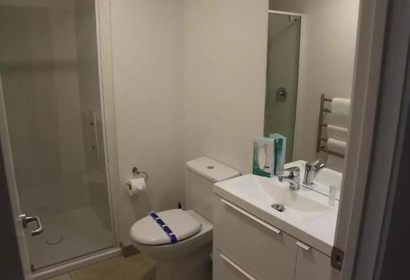 Apartament 2 Dormitoris, Quest Nelson