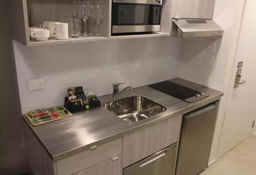 Apartament 2 Dormitoris, Quest Nelson