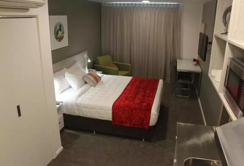 Apartament 2 Dormitoris, Quest Nelson