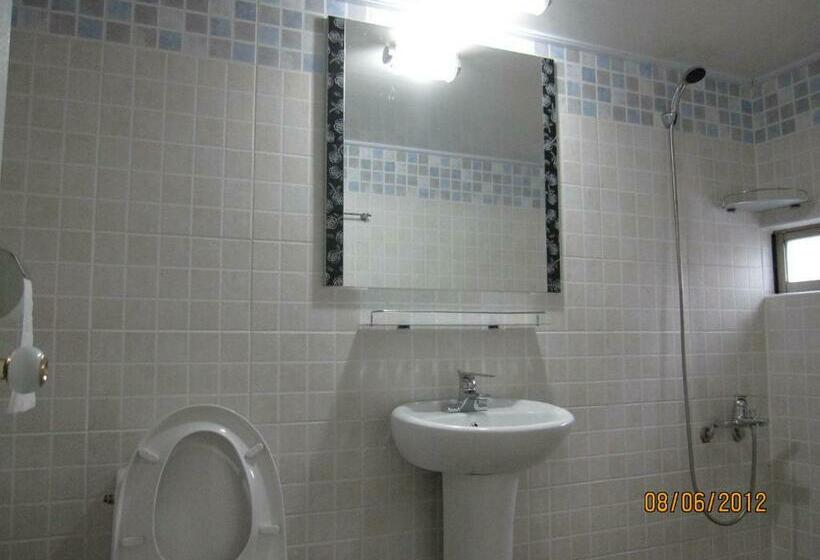 اتاق استاندارد یک نفره, Blue Backpackers Hostel