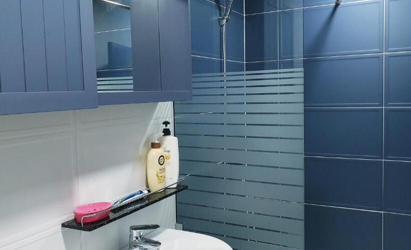 تختخواب در اتاق مشترک, Blue Backpackers Hostel