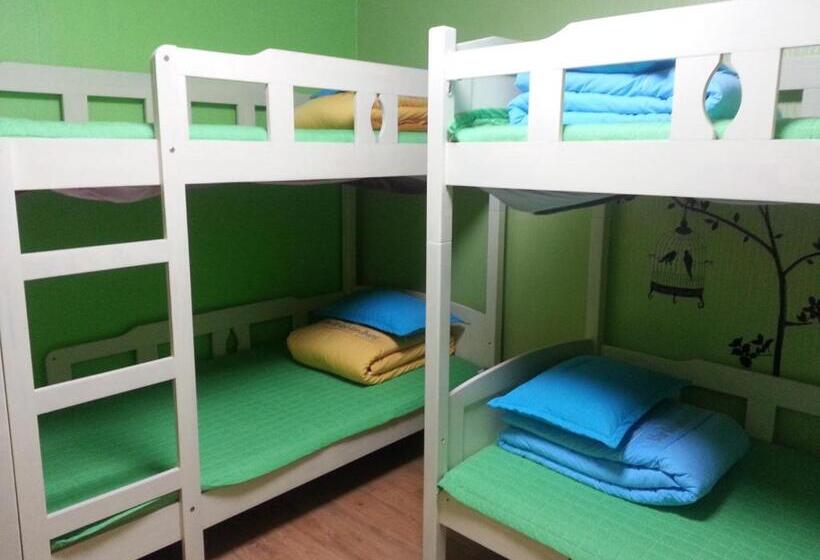 تختخواب در اتاق مشترک, Blue Backpackers Hostel