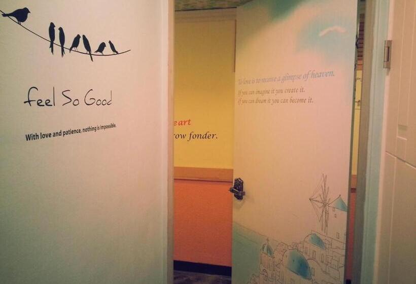 تختخواب در اتاق مشترک, Blue Backpackers Hostel