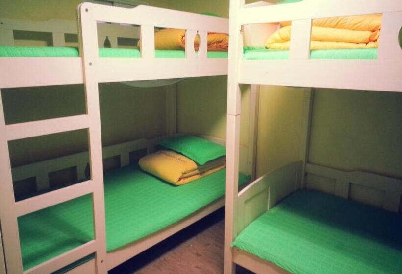 تختخواب در اتاق مشترک, Blue Backpackers Hostel