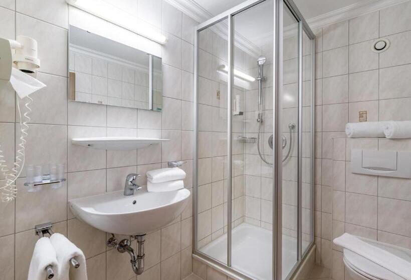 スタンダードルーム, Kössler