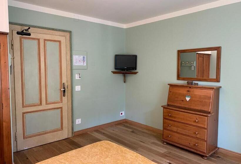 Номер Стандарт, Serena Cortina