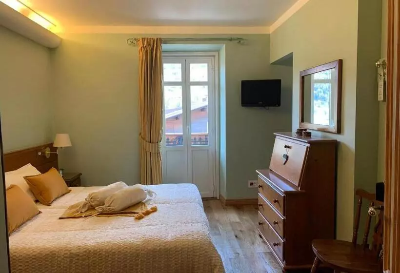 Superior Neljän Hengen Huone, Serena Cortina