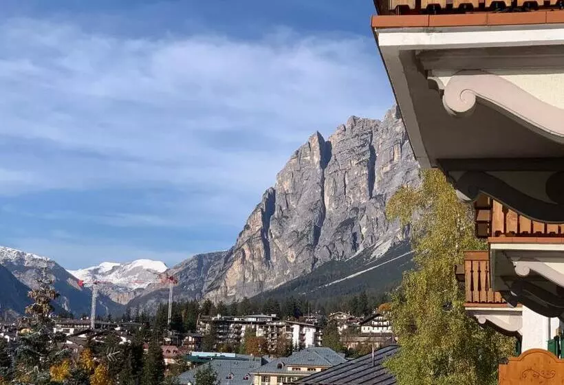 Superior Neljän Hengen Huone, Serena Cortina